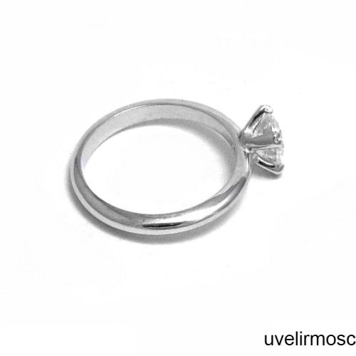 Классическое помолвочное кольцо из платины с бриллиантом