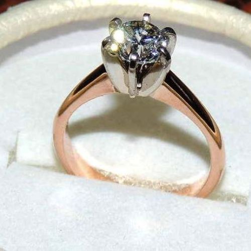 Помолвочное кольцо с бриллиантом