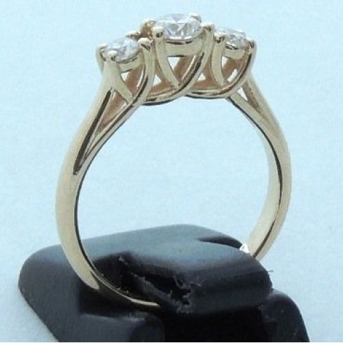 Помолвочное кольцо с тремя бриллиантами