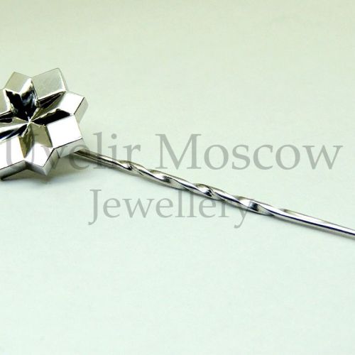 Серебряная булавка с логотипом компании