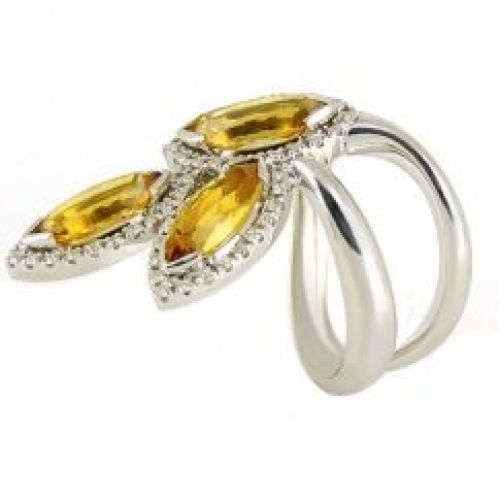 Женское кольцо из белого золота с топазами и бриллиантами