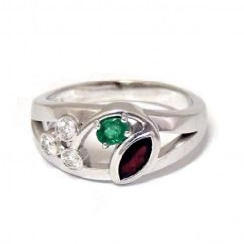 Кольцо из белого золота с бриллиантами, изумрудом и гранатом
