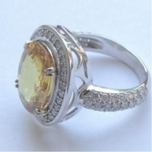 Кольцо из белого золота с желтым сапфиром «Папараджа»