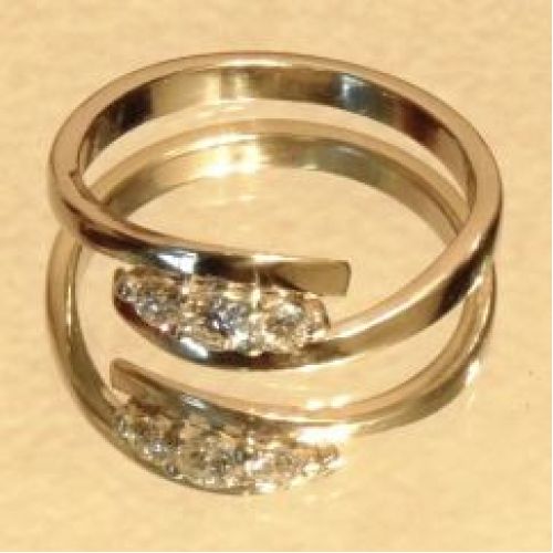 Кольцо из белого золота с тремя бриллиантами