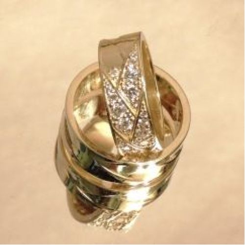 Кольцо из желтого золота с бриллиантами