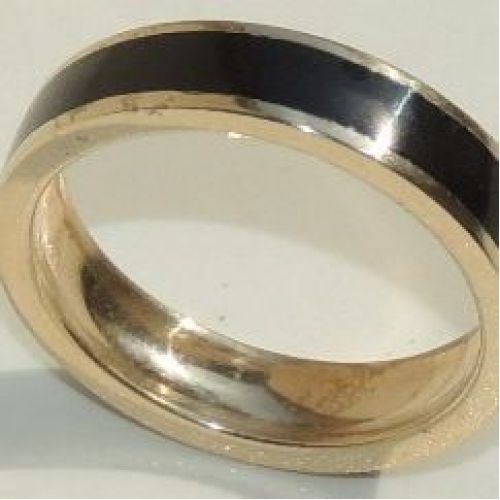 Кольцо из желтого золота с эмалевой полоской.