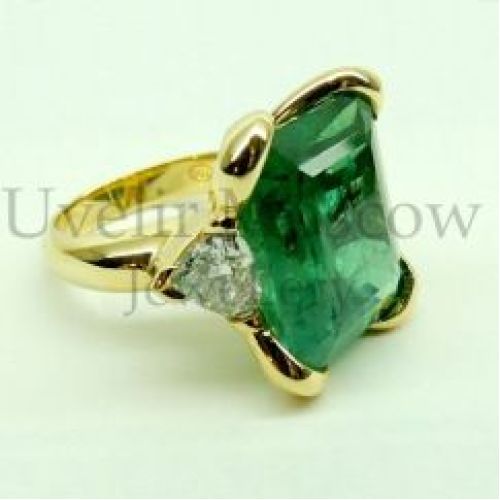 Кольцо из желтого золота с изумрудом и бриллиантами на заказ