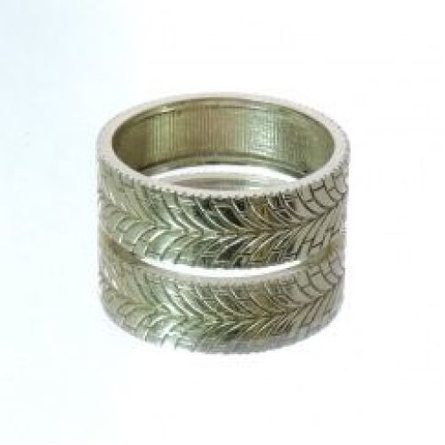 Кольцо с фактурой с виде шины