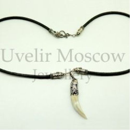 Колье «Волчий Клык» из кожи и белого золота с рубинами