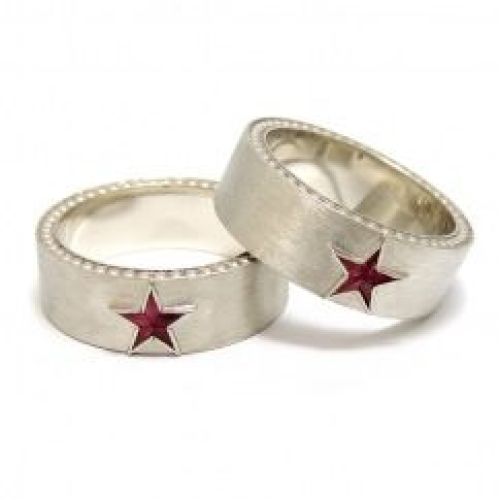 Матовые обручальные кольца из белого золота с рубинами