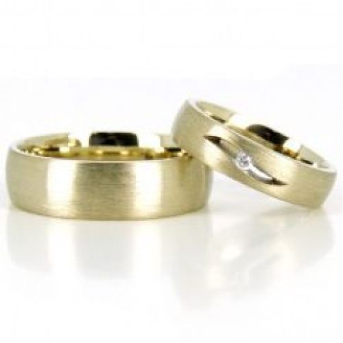 Матовые обручальные кольца парные из желтого золота с бриллиантом