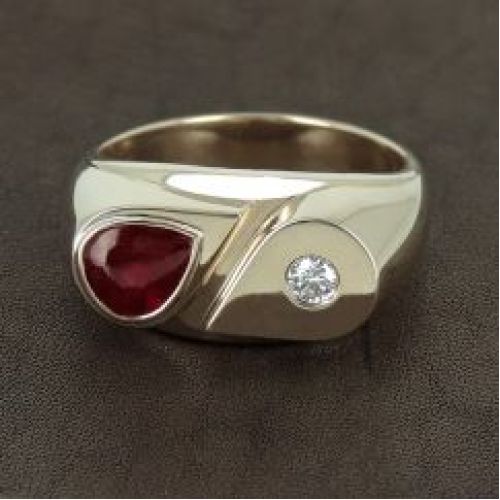 Мужская печатка из красного золота с рубином и бриллиантом