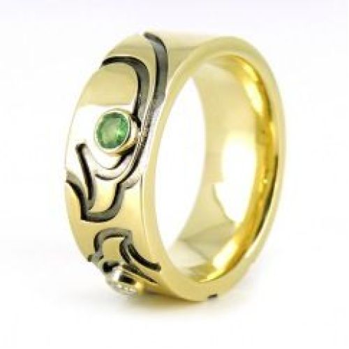 Обручальное кольцо из желтого золота с бриллиантом и изумрудом