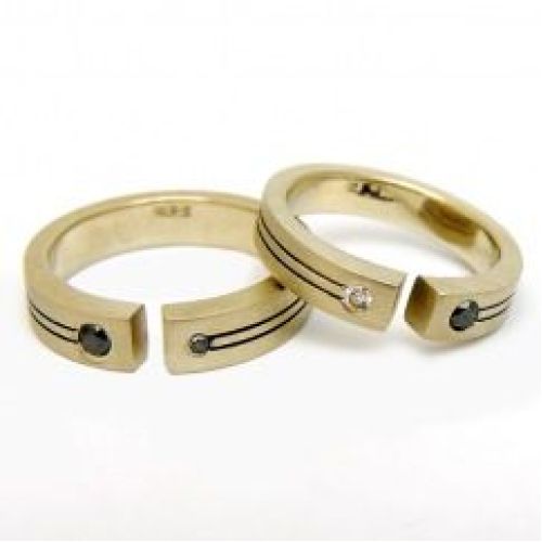 Обручальные кольца из желтого золота с чёрными и белыми бриллиантами