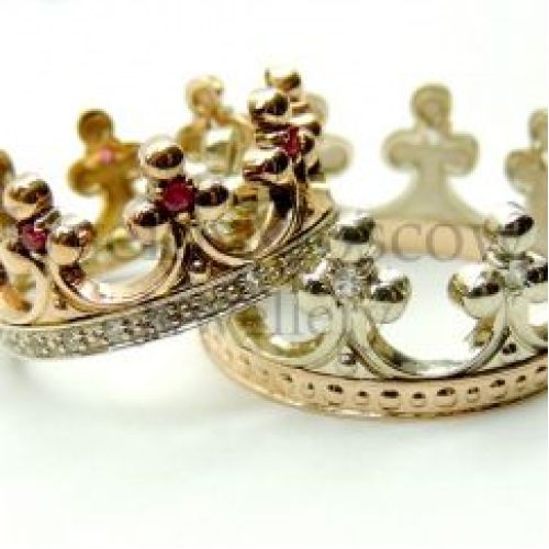 Обручальные кольца-короны из комбинированного золота с рубинами и бриллиантами