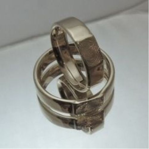 Обручальные кольца с оттиском отпечатка пальца.