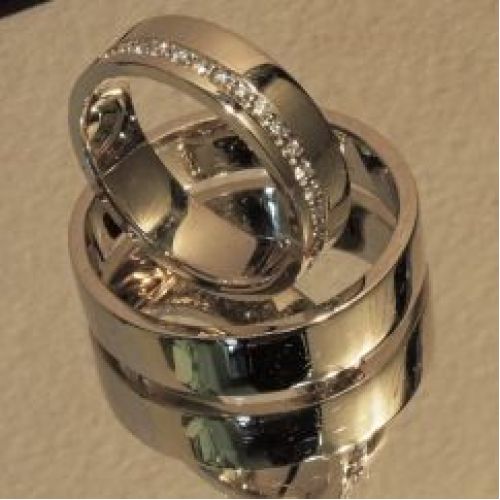 Обручальные кольца с полосой из бриллиантов