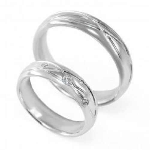 Парные обручальные кольца из белого золота с узором и бриллиантами