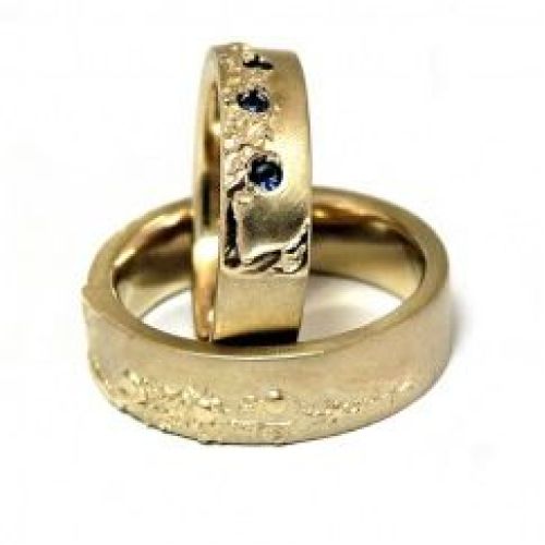 Парные обручальные кольца из желтого золота с узором и сапфирами