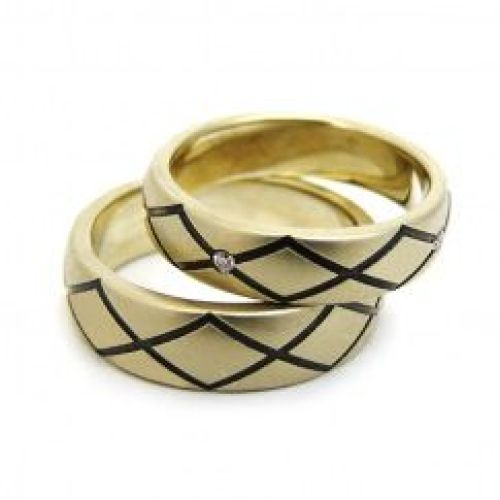 Парные обручальные кольца из желтого золота с узором «Ромб»