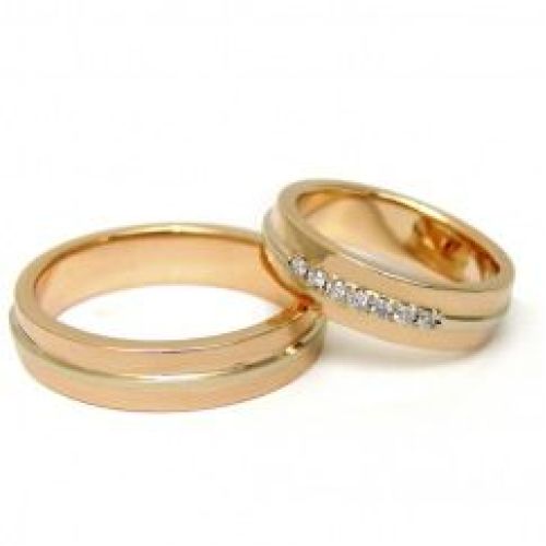 Парные обручальные кольца из красного золота с полосой из белого золота
