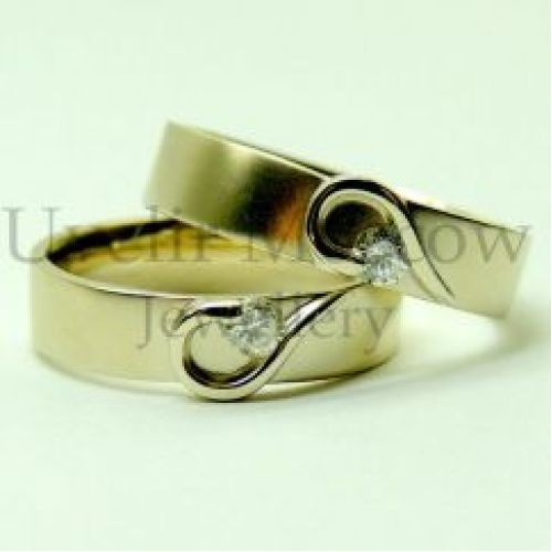 Парные обручальные кольца «Половинки сердца» из желтого золота с бриллиантами