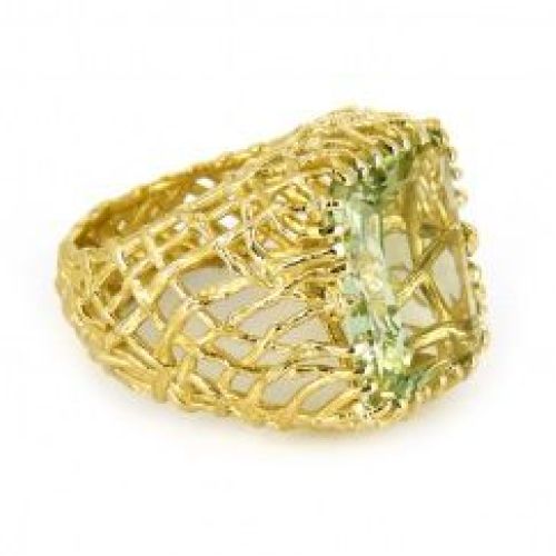 Перстень из желтого золота с натуральным кварцем