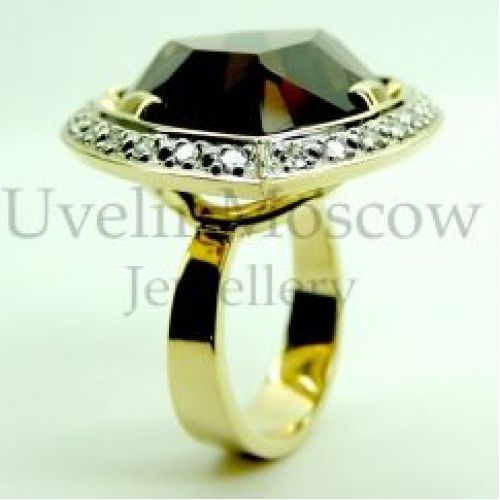 Перстень из желтого золота с раухтопазом и бриллиантами