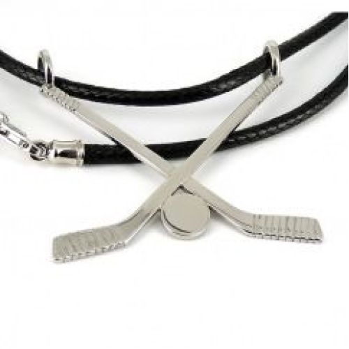 Подвеска из золота в виде хоккейных клюшек