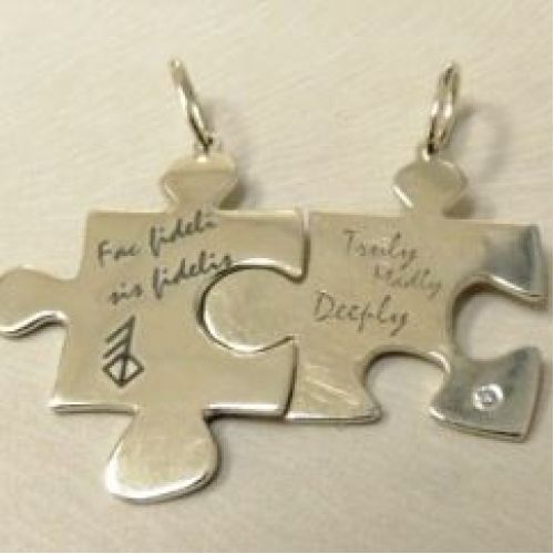 Подвеска «пазлы» из белого золота с бриллиантом.