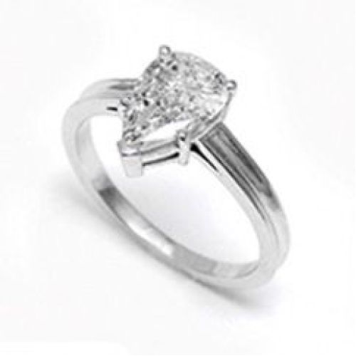 Помолвочное кольцо из белого золота с крупным бриллиантом