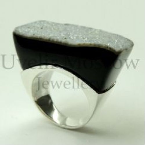 Серебряное кольцо с ониксом и кварцем