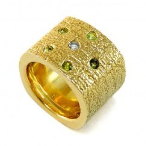 Широкое фактурное кольцо из желтого золота 750 пробы