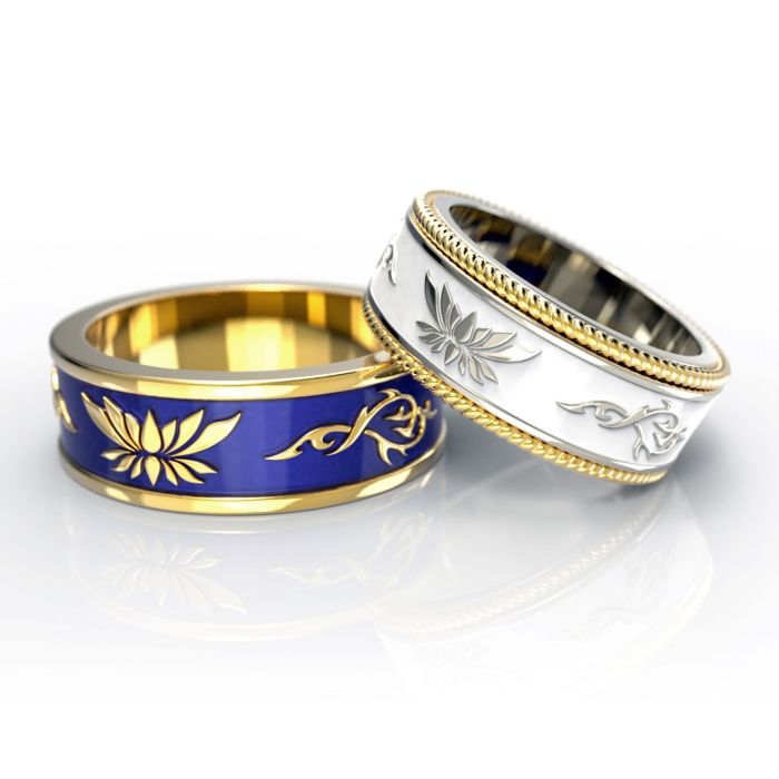 Обручальные кольца с инициалами супругов из желтого золота с эмалью синего и белого цвета