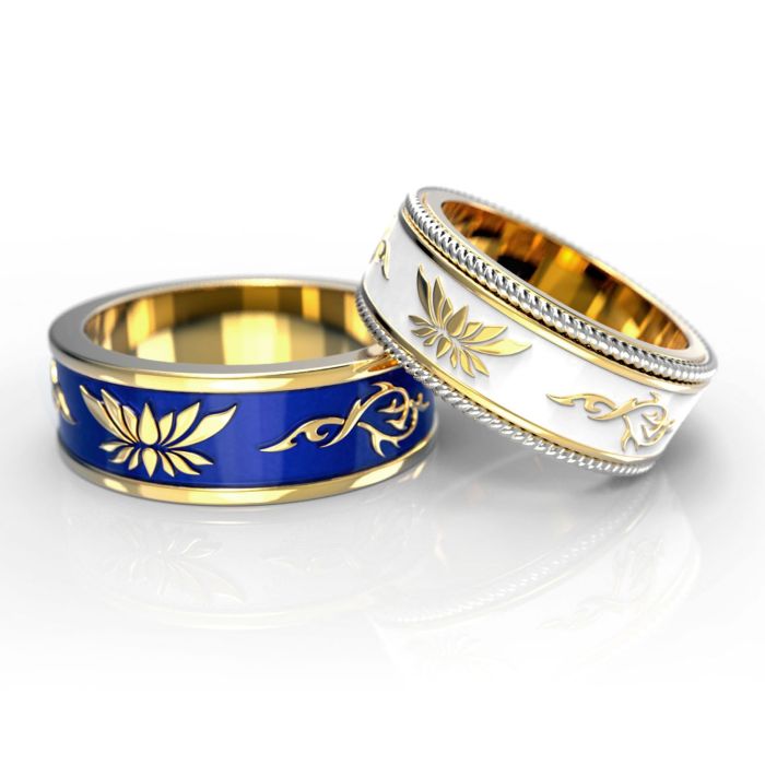 Обручальные кольца с инициалами супругов из желтого золота с эмалью синего и белого цвета