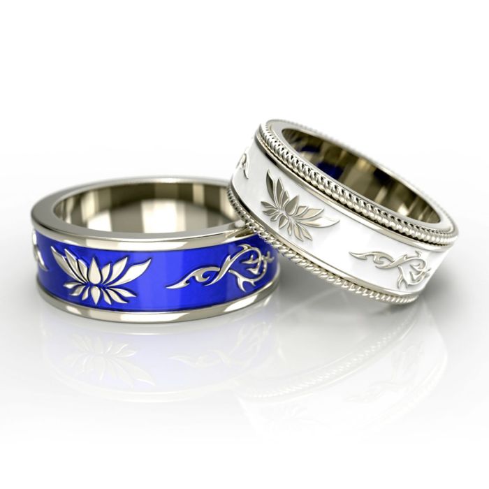 Обручальные кольца с инициалами супругов из комбинированного золота с эмалью синего и белого цвета