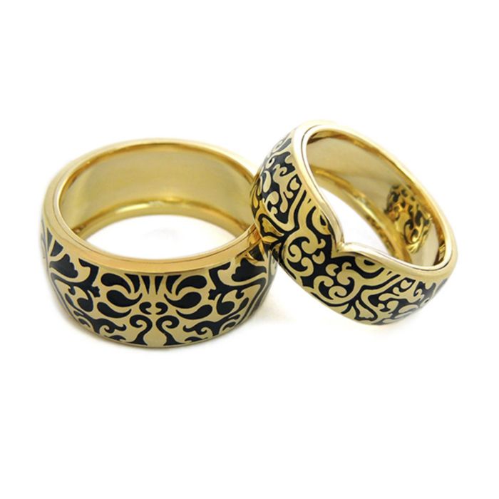 Обручальные кольца парные из желтого золота с узором из эмали