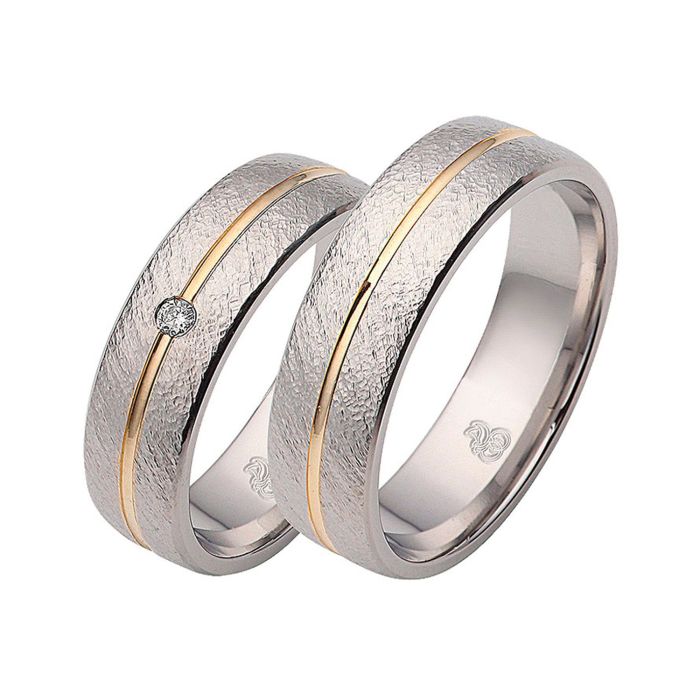 Парные обручальные кольца из белого золота с фактурной поверхностью