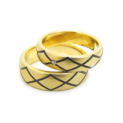 Обручальные кольца с узором в виде ромбов из желтого золота с бриллиантами