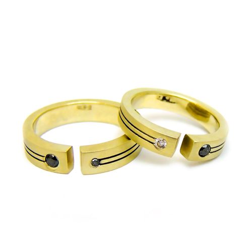 Парные обручальные кольца из желтого золота с черными и белыми бриллиантами