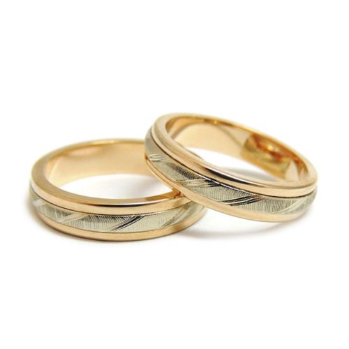 Обручальные кольца из комбинированного золота с алмазной огранкой