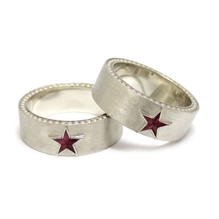Матовые белые обручальные кольца с рубинами в виде красной звезды