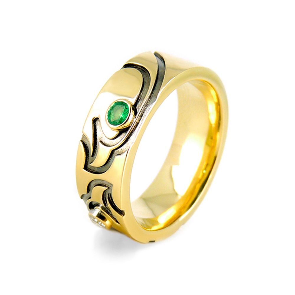 Обручальное кольцо из желтого золота с изумрудом и бриллиантом на заказ