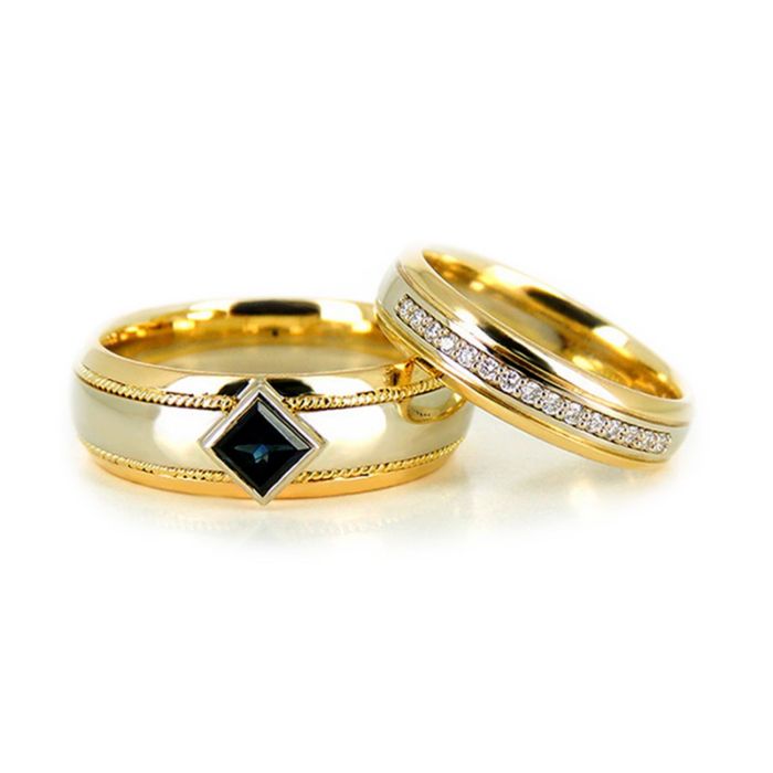 Парные обручальные кольца с сапфиром и бриллиантами 