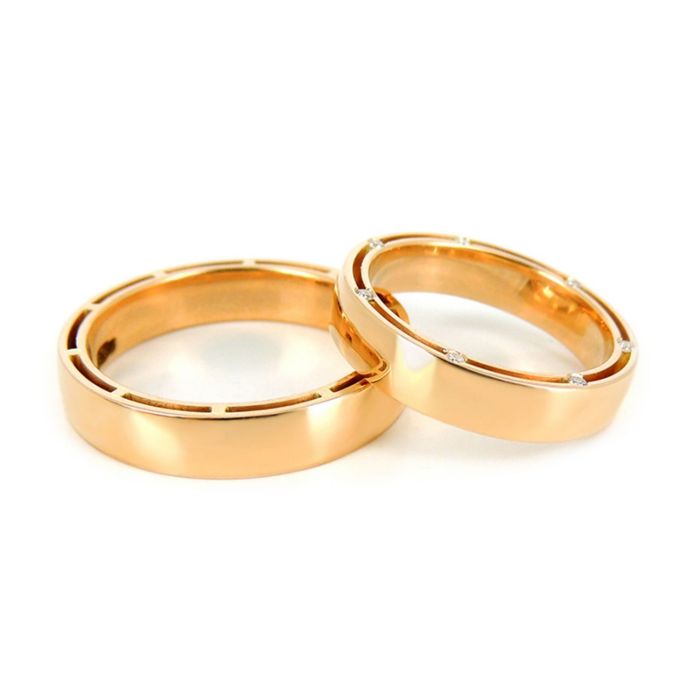 Обручальные парные кольца из желтого золота с 14 бриллиантами у невесты