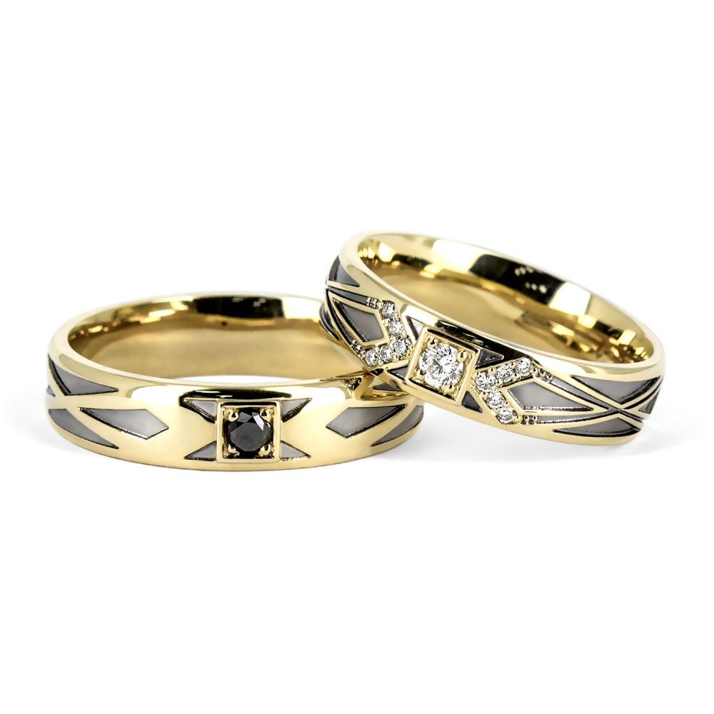 Обручальные кольца из желтого золота с черными и белыми бриллиантами на заказ