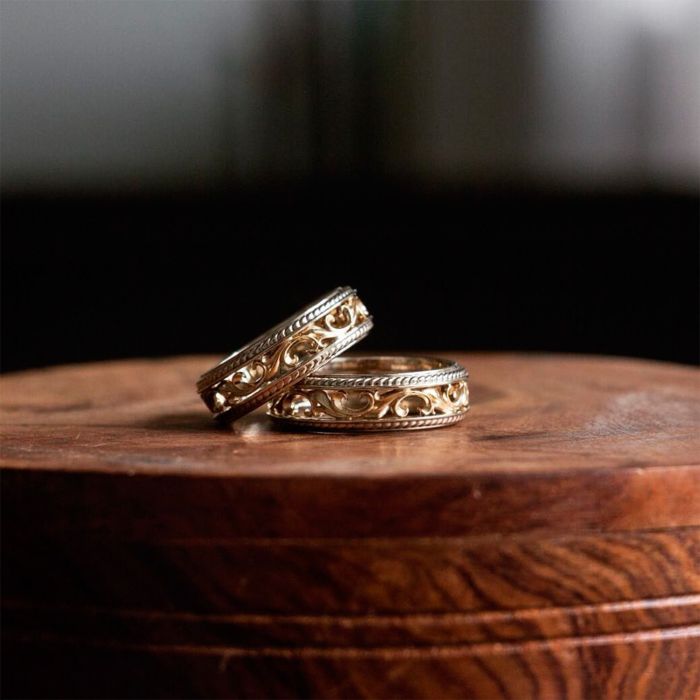 Обручальные кольца с изящным узором из комбинированного золота