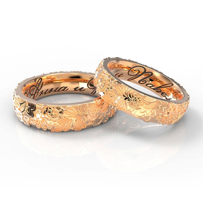 Обручальные кольца из желтого золота с именами