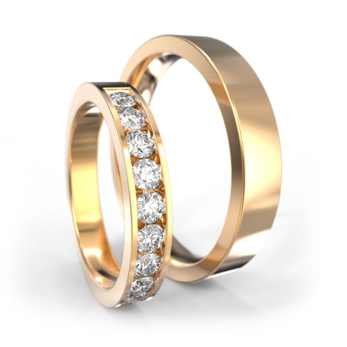 Классические обручальные кольца из желтого золота с дорожкой из бриллиантов