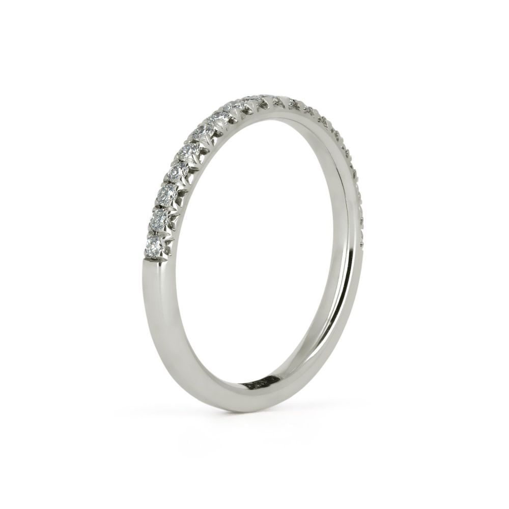 Тонкое обручальное кольцо из белого золота с бриллиантами на заказ